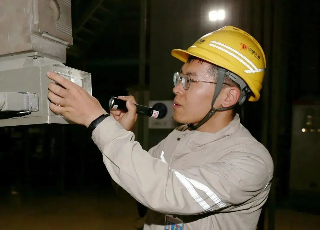 大唐王灘發(fā)電公司嚴(yán)格執(zhí)行巡檢、定期工作計(jì)劃安排，每日按照巡檢路線對(duì)各類設(shè)備進(jìn)行全面巡查，出現(xiàn)異常及時(shí)處理，確保實(shí)現(xiàn)夏季大負(fù)荷期間各類問題動(dòng)態(tài)清零。.jpg