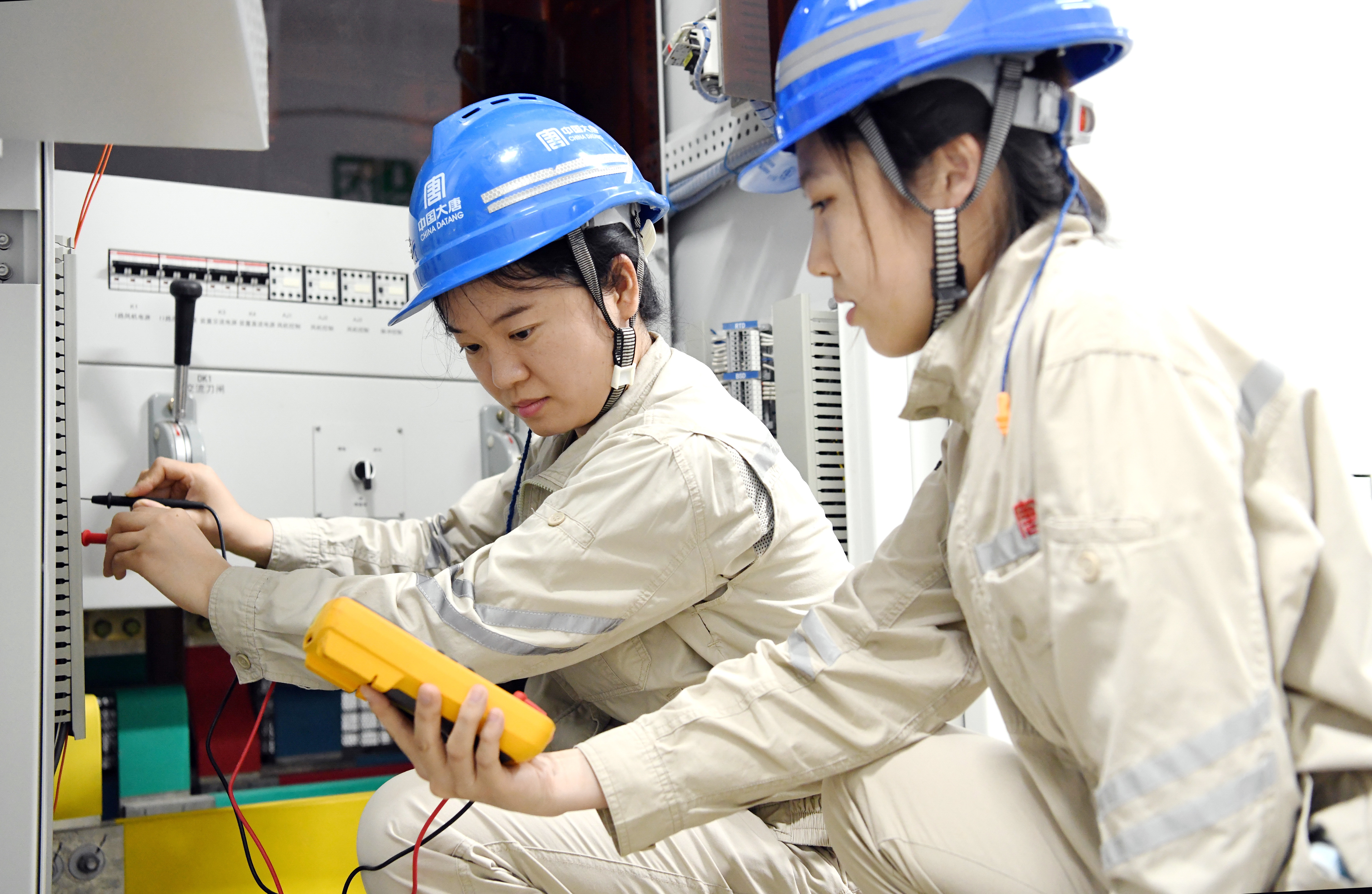 雷州發(fā)電公司設(shè)備部任佳炯（左）對(duì)設(shè)備情況進(jìn)行檢查-王朝陽.jpg