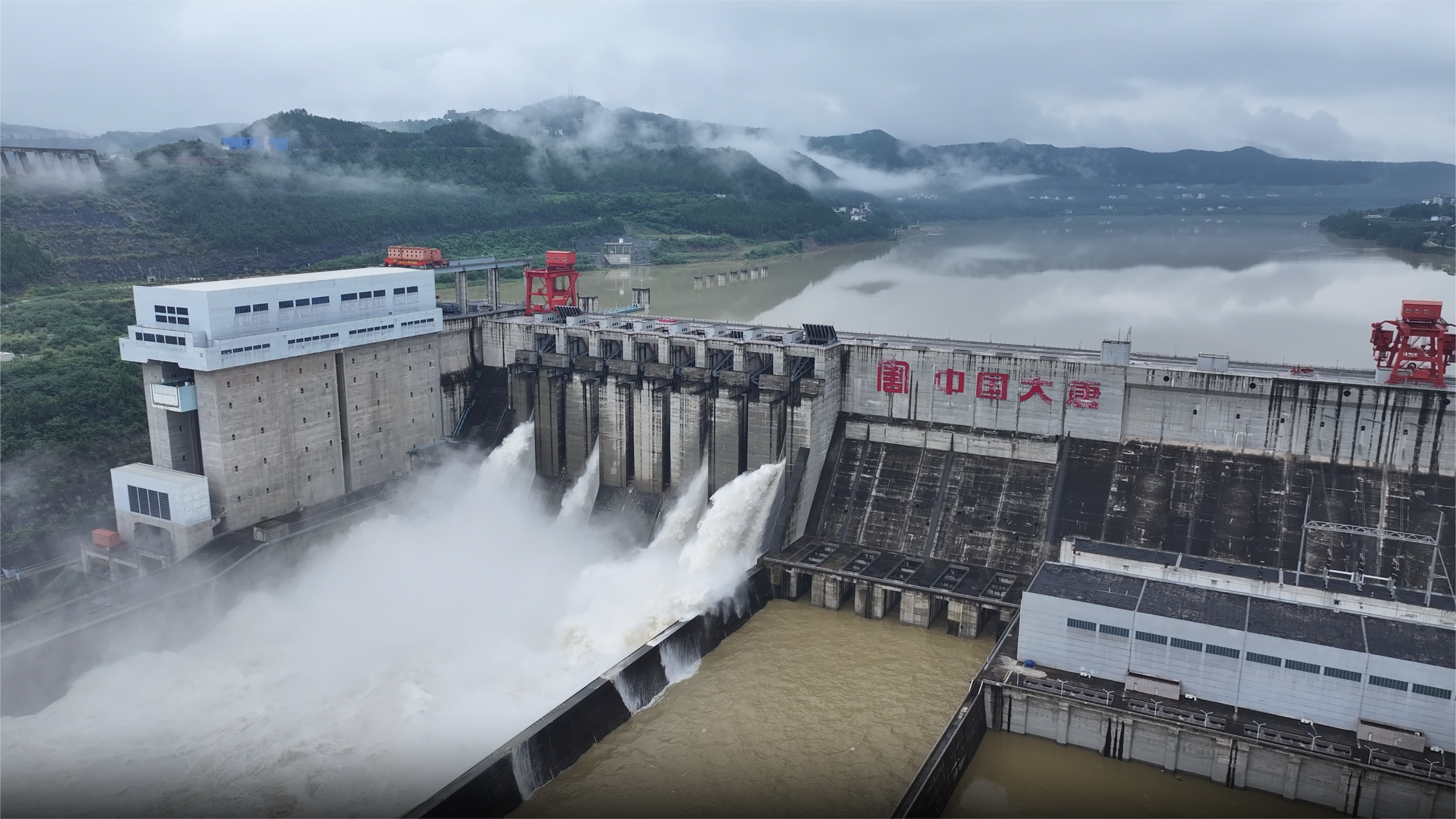 2024年7月，大唐亭子口水利樞紐泄洪場(chǎng)景。袁玉嬌攝 (2).png